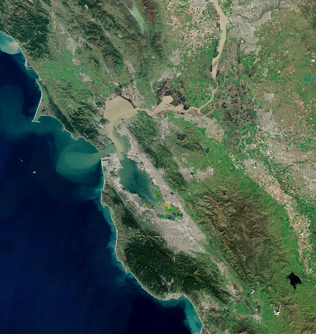 Pemandangan udara San Francisco Bay di California dengan jembatan ikonik