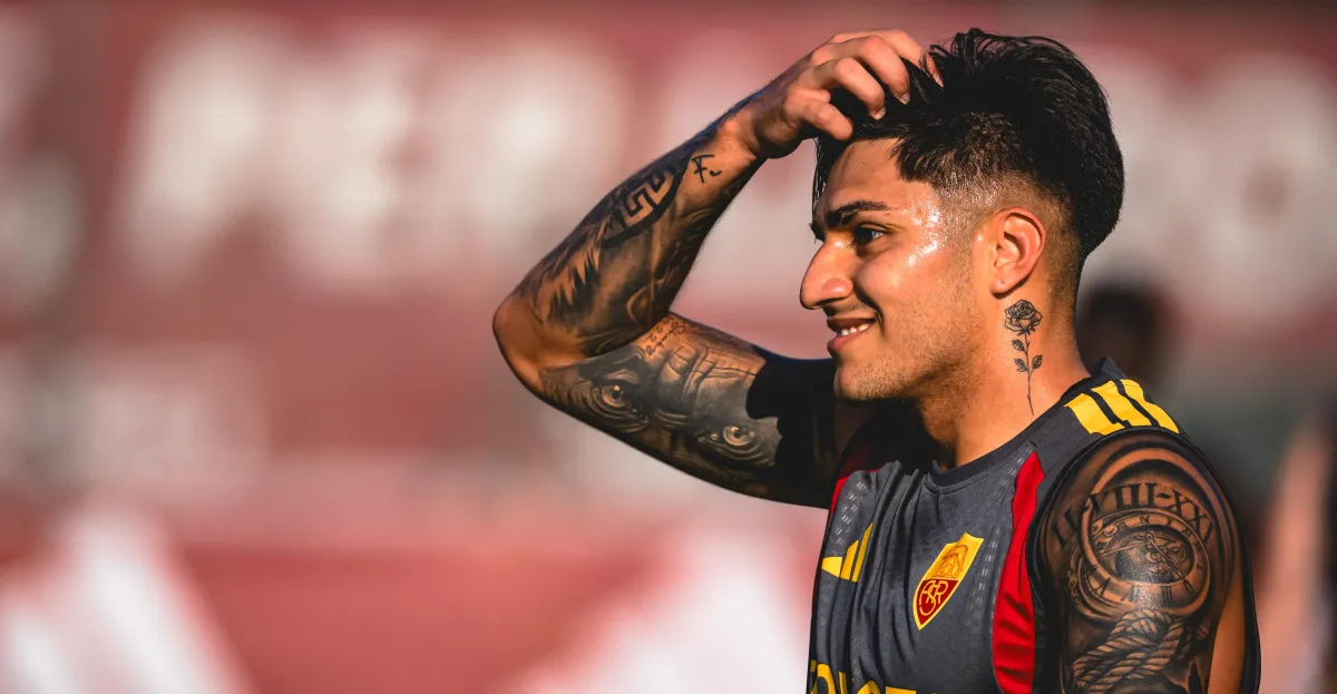 Penyerang AS Roma Santiago Castro saat berlatih di pusat latihan klub