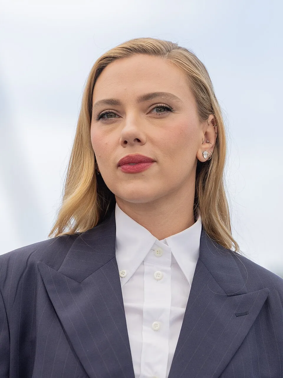 Aktris Scarlett Johansson dalam balutan busana elegan di acara karpet merah perfilman