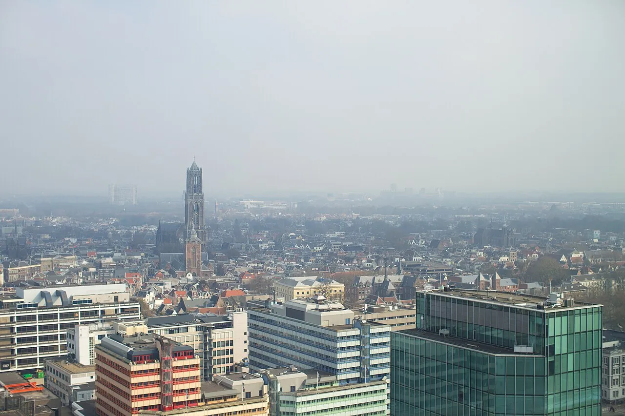Pemandangan kanal kuno dan arsitektur bersejarah di pusat kota Utrecht, Belanda