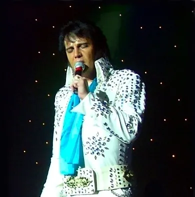 Shawn Klush saat tampil membawakan lagu Elvis Presley di atas panggung