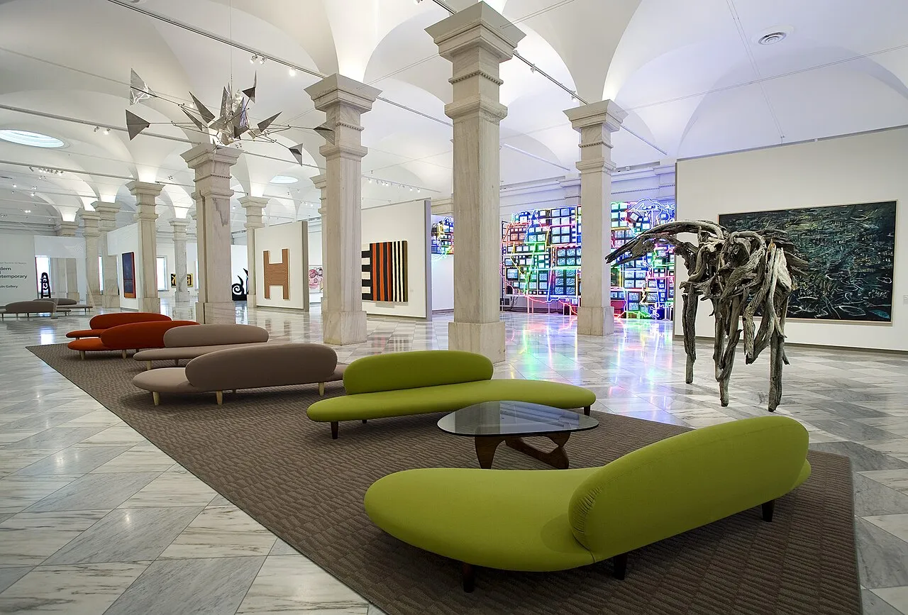 Tampilan arsitektur megah Smithsonian American Art Museum di Washington D.C.