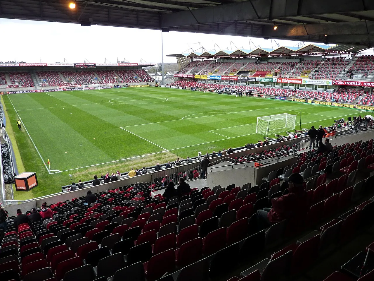 Tampak depan Stade de Roudourou di kota Guingamp Prancis