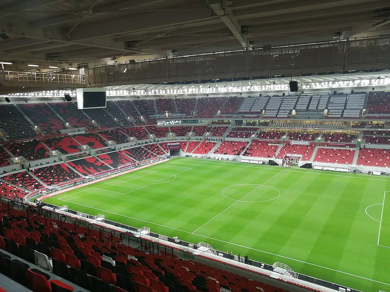 Tampilan arsitektur modern Stadion Ahmad bin Ali di Al Rayyan, Qatar