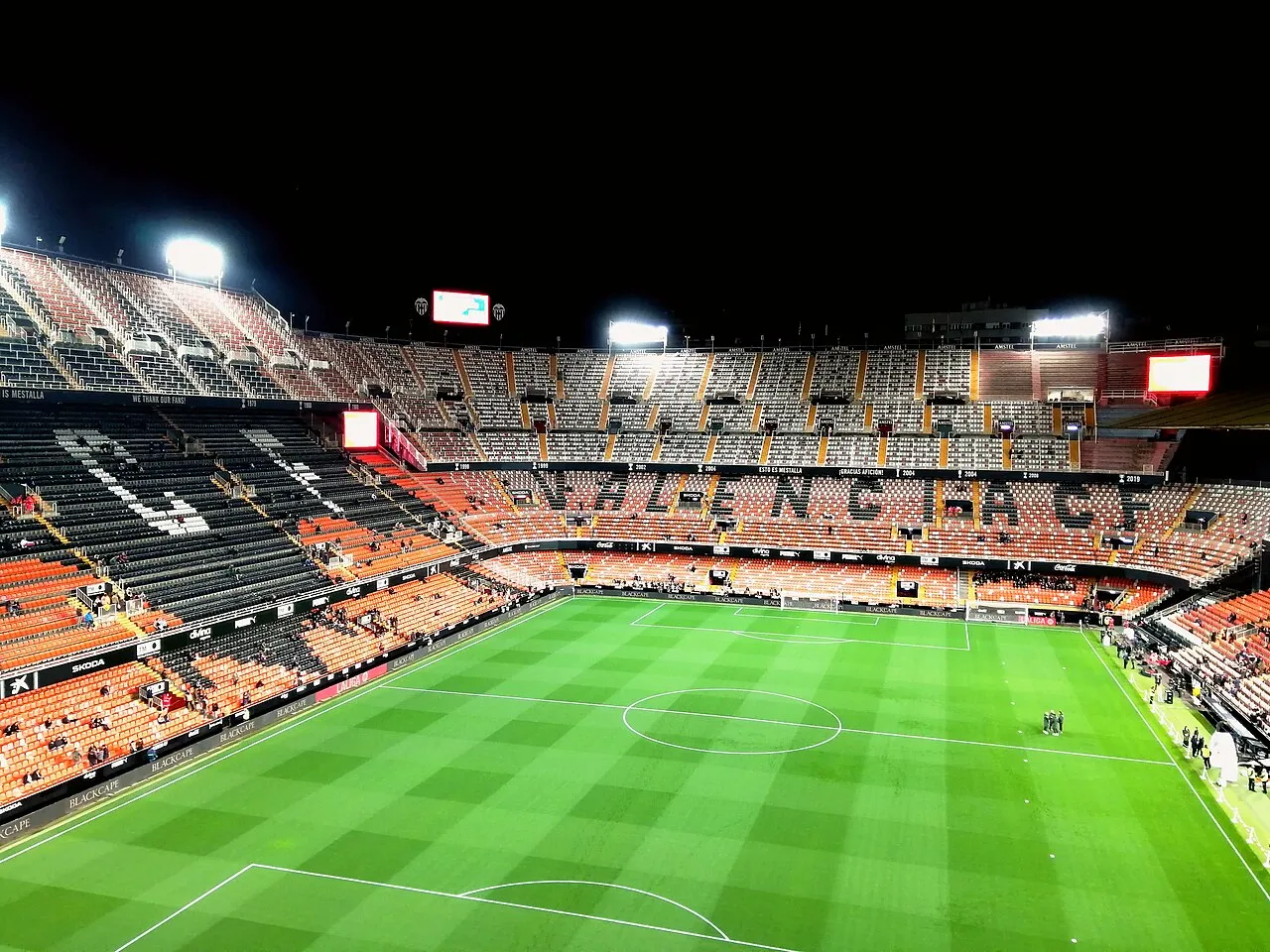 Pemandangan tribun penonton Stadion Mestalla yang ikonik di Valencia, Spanyol