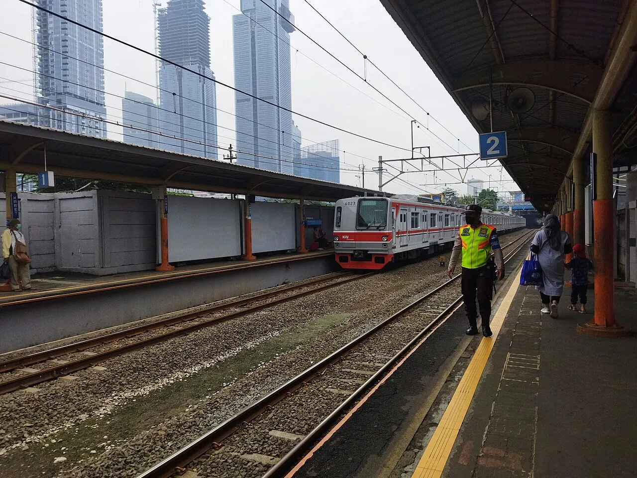 Profil bangunan Stasiun Karet di Jakarta Pusat yang melayani Commuter Line