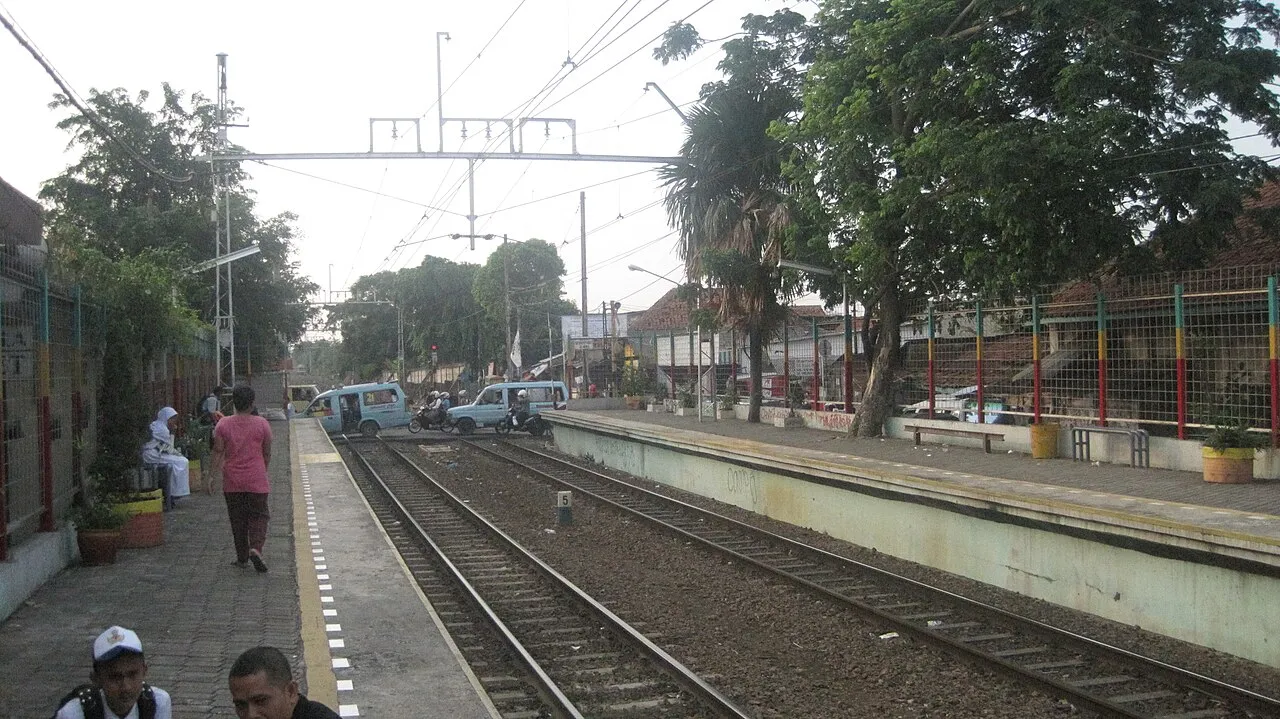 Stasiun Pondok Jati di Jakarta Timur yang melayani KRL Commuter Line