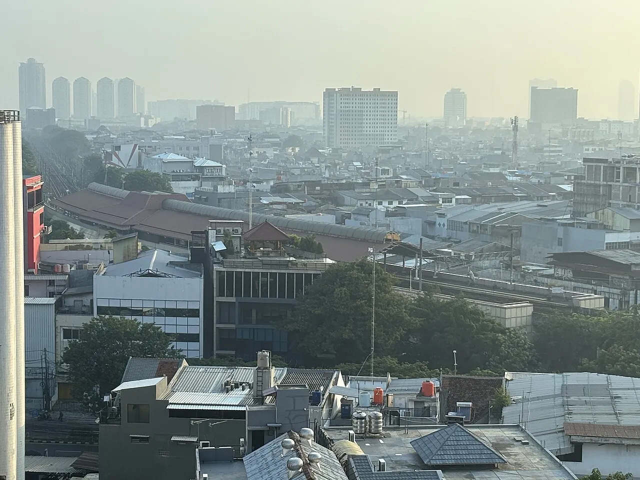 Tampak area peron Stasiun Sawah Besar di Jakarta Pusat