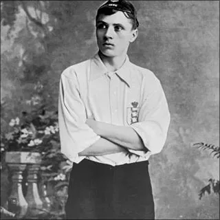 Patung dada Steve Bloomer yang diabadikan di Stadion Pride Park sebagai penghormatan atas jasanya
