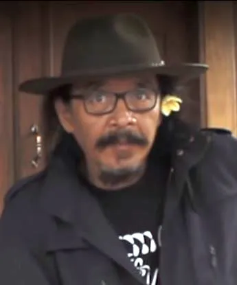 Seniman serbabisa Sujiwo Tejo saat mementaskan pertunjukan seni