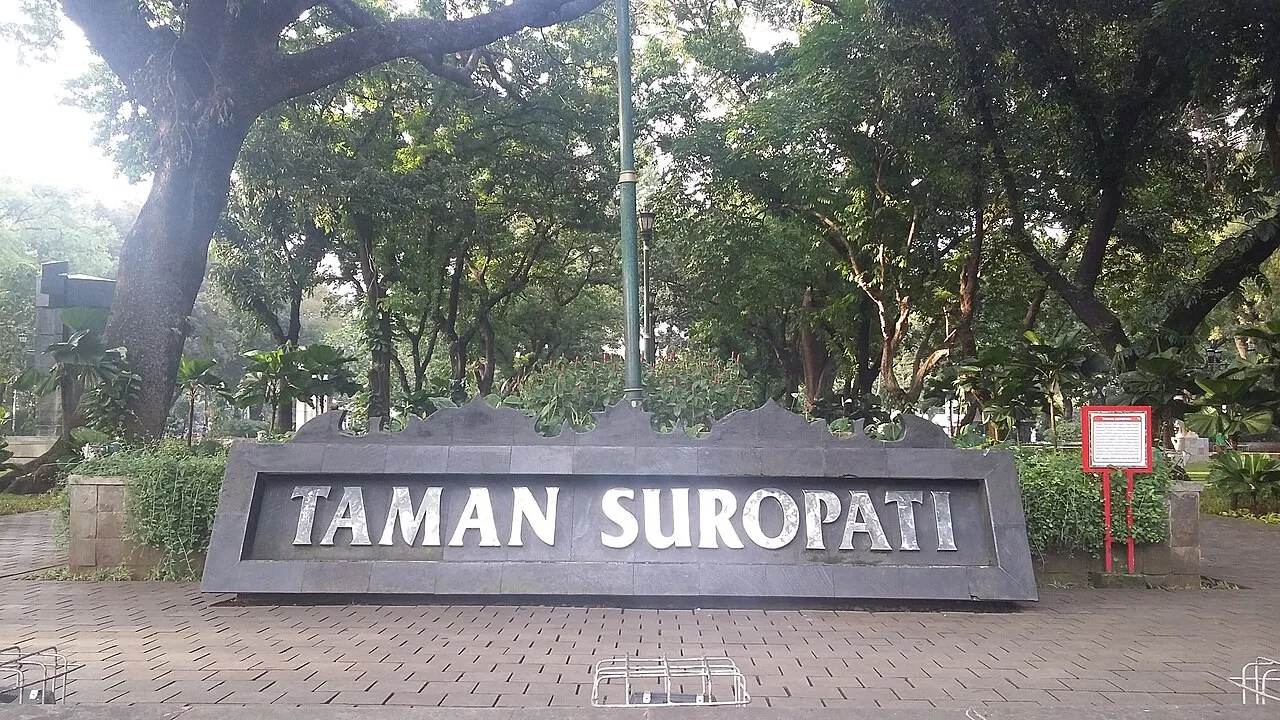 Suasana asri dan rindang di area Taman Suropati Menteng Jakarta