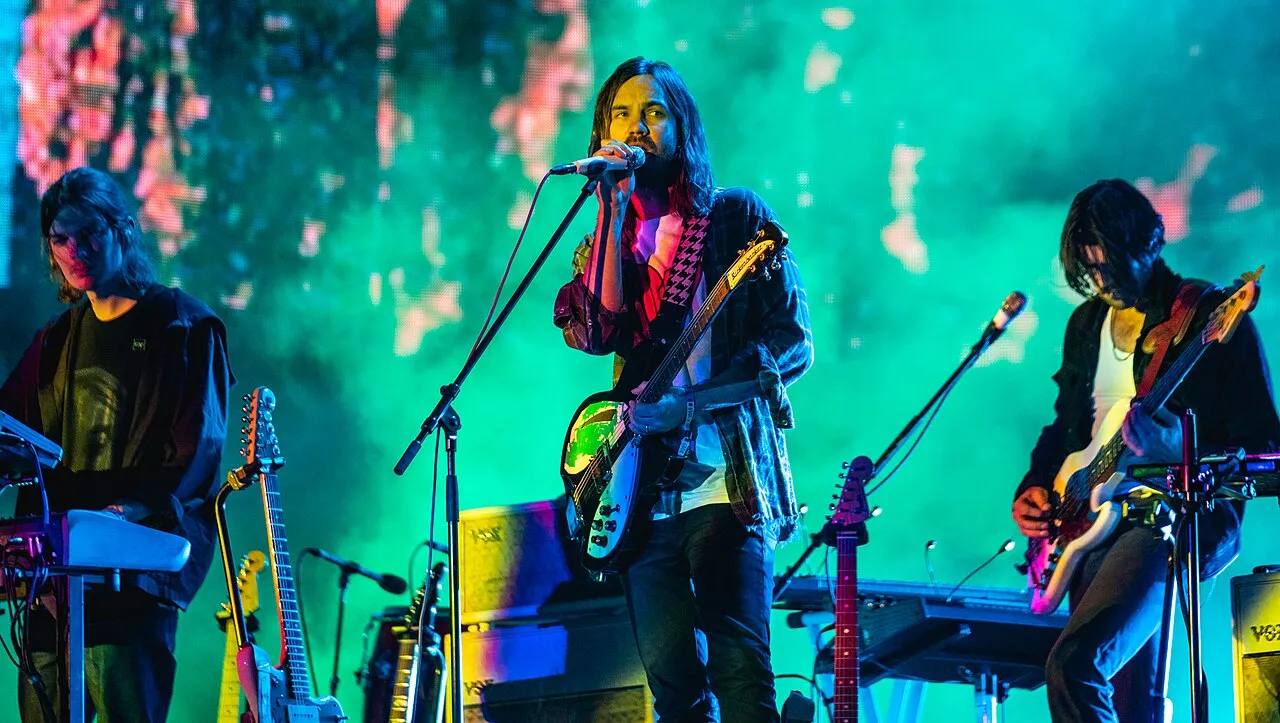 Proyek musik Tame Impala yang dipimpin oleh Kevin Parker di atas panggung