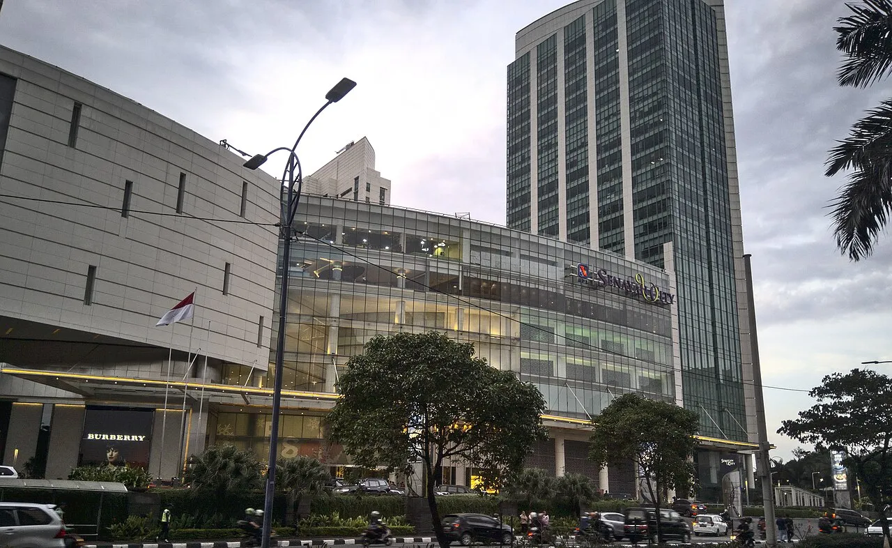 Suasana kawasan komersial dan pusat perbelanjaan di Tanah Abang Jakarta Pusat