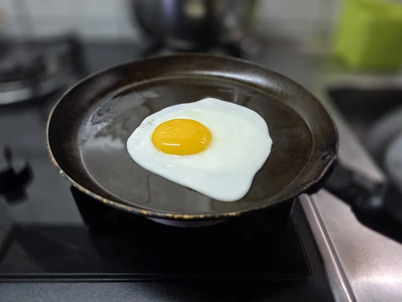 Ilustrasi berbagai jenis telur unggas yang umum dikonsumsi sebagai sumber protein
