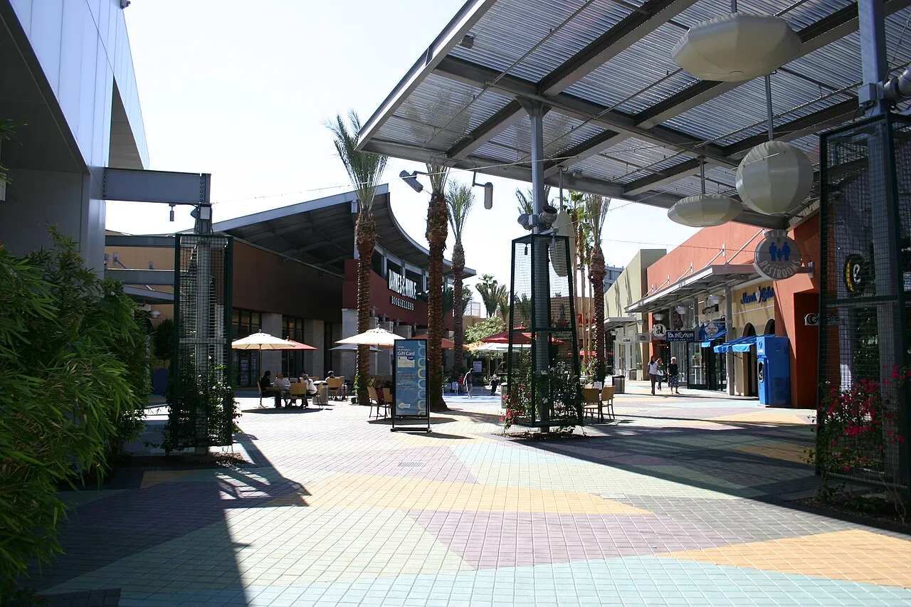 Pusat perbelanjaan terbuka Tempe Marketplace di Arizona Amerika Serikat