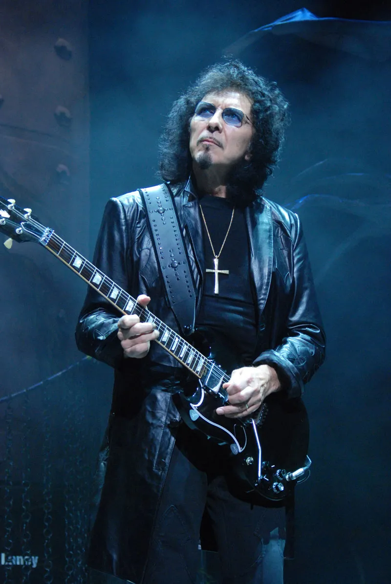 Profil Tony Iommi gitaris legendaris pendiri Black Sabbath