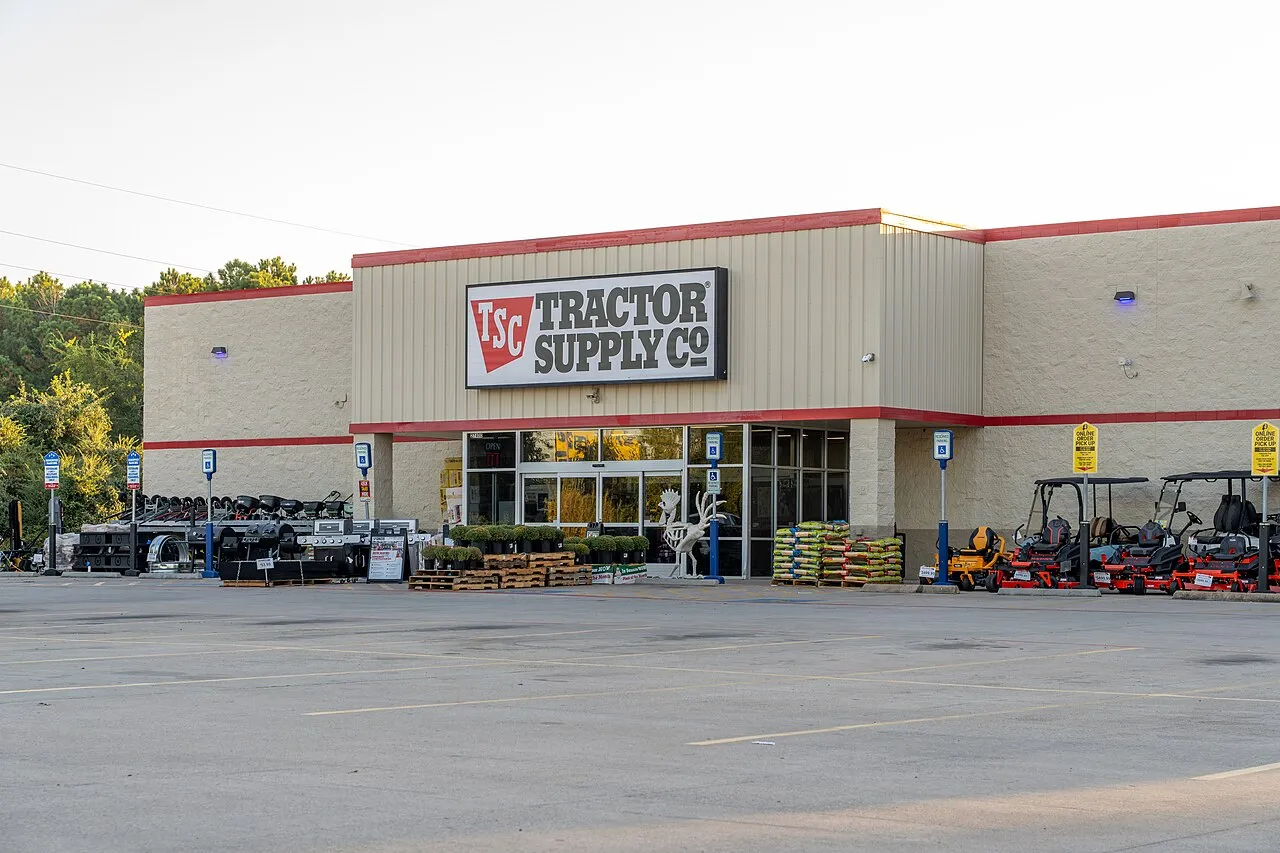 Gedung kantor pusat dan salah satu gerai Tractor Supply Company di Amerika Serikat