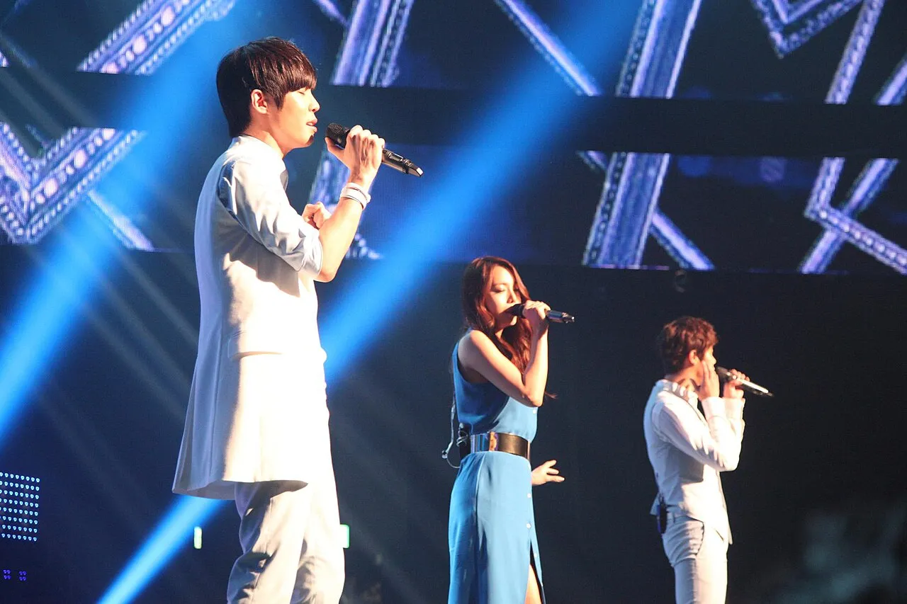 Grup trio hybrid K-Pop 8Eight saat tampil di Cyworld Dream Music Festival