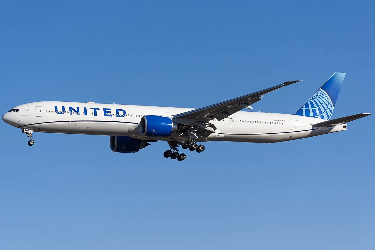 Pesawat komersial United Airlines terbang di udara memperlihatkan armada modern
