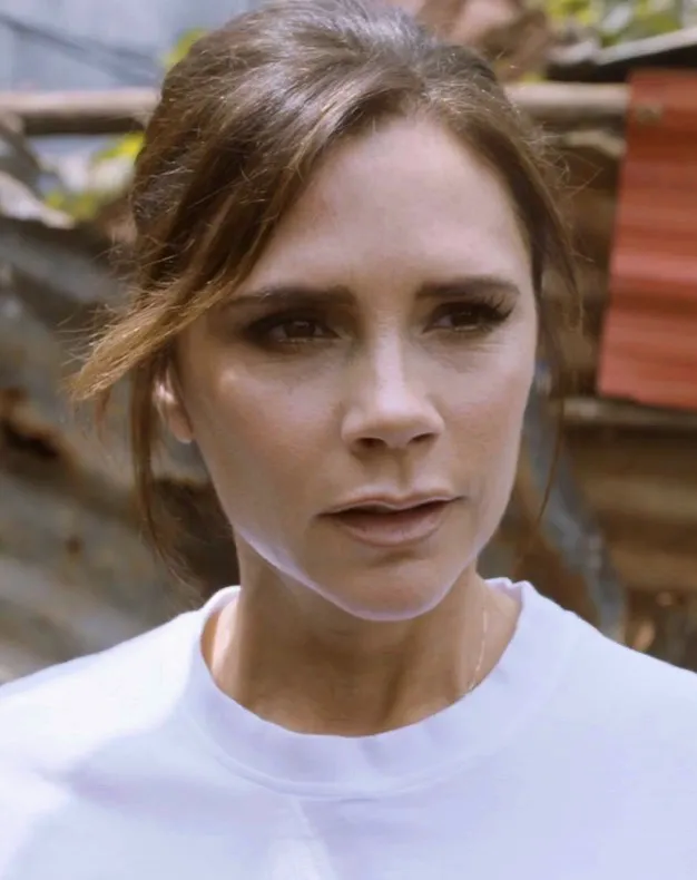 Victoria Beckham tampil elegan dalam balutan busana rancangannya sendiri