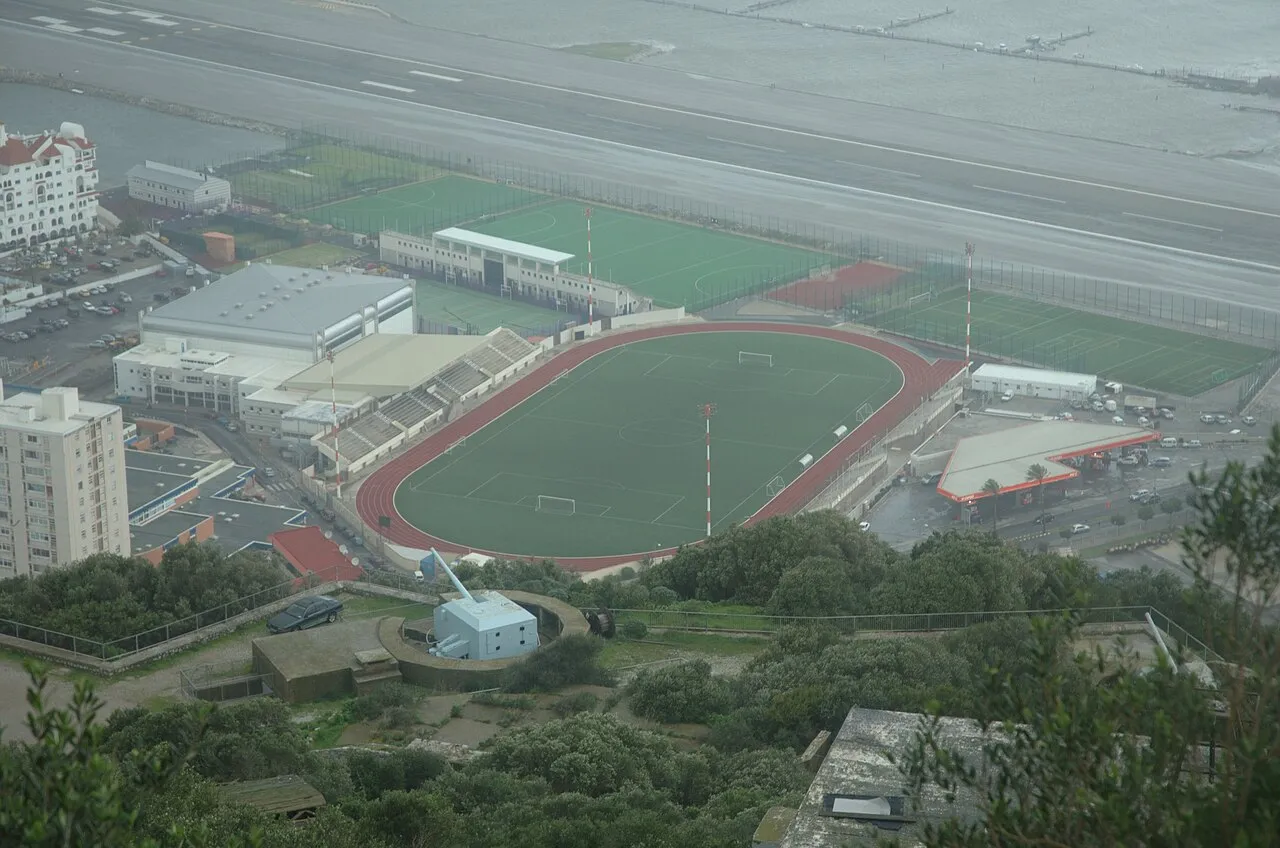 Victoria Stadium di Gibraltar sebagai ilustrasi profil stadion sepak bola bersejarah