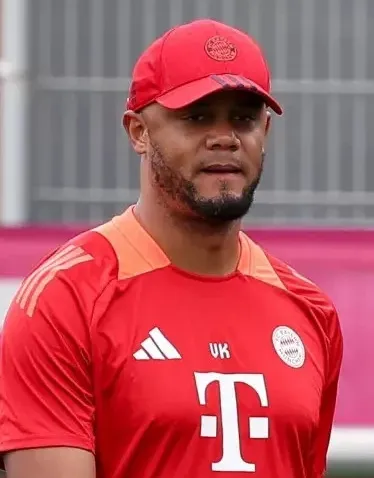 Pelatih kepala Bayern Munich Vincent Kompany di pinggir lapangan