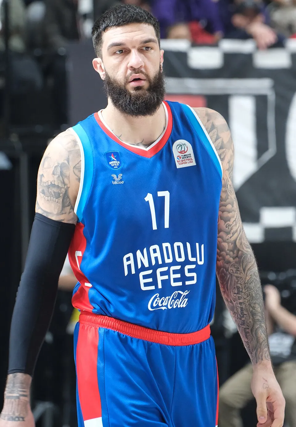 Vincent Poirier pebasket profesional Prancis saat bertanding di lapangan