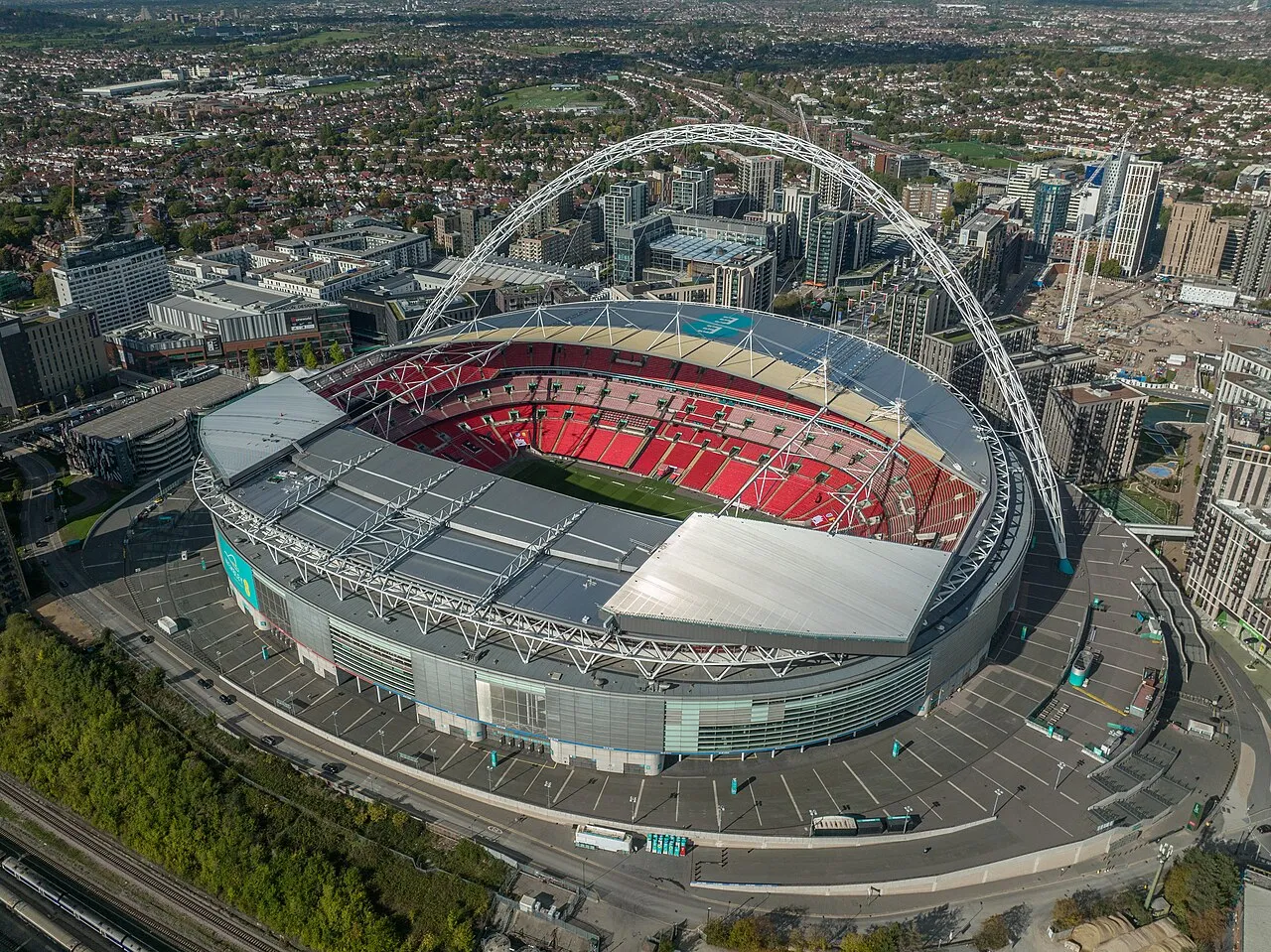 Stadion Wembley dengan lengkungan baja ikonik di London Inggris