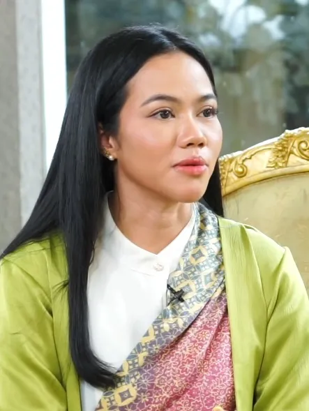 Penyanyi dan penulis lagu Indonesia berdarah Sunda Yura Yunita