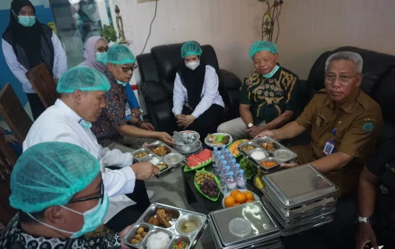 Siswa SMAN 1 Wonoayu Sidoarjo menikmati program Makan Bergizi Gratis