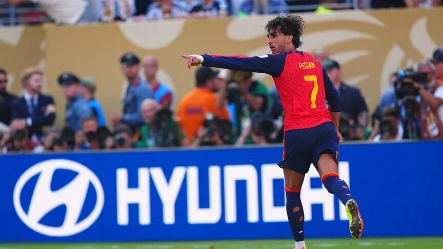 Ferran Torres resmi bergabung dengan Paris Saint-Germain setelah pindah dari Barcelona