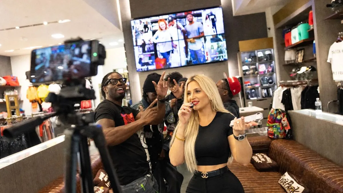 Suasana siaran langsung Pure Atlanta di Twitch bersama pendiri Lizzie Korn
