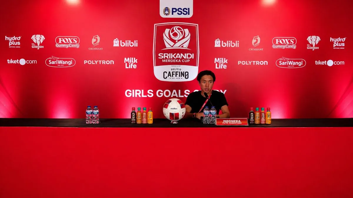 Pelatih Putri Nusantara Takumi Taniguchi memberikan instruksi kepada pemain
