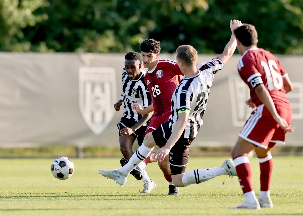 Aksi pemain Qatar U-23 dalam pertandingan uji coba melawan Heracles Almelo di Belanda