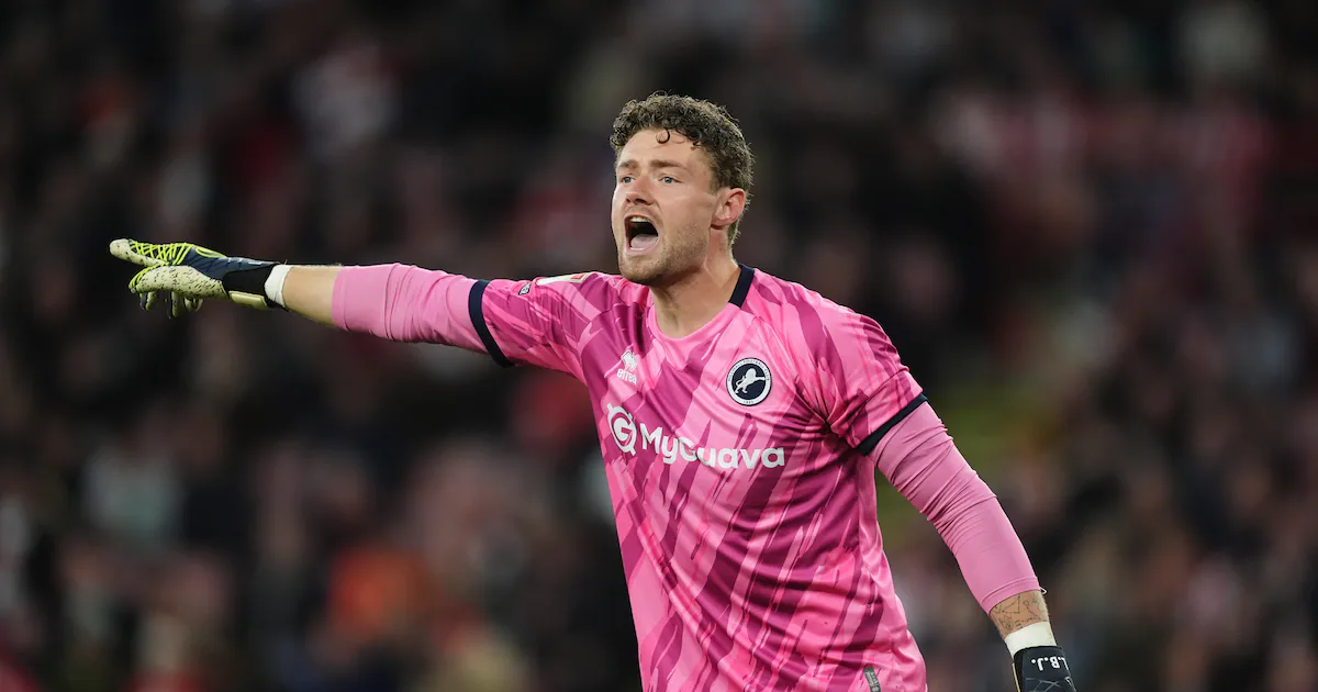 Kiper Millwall Lukas Jensen melakukan penyelamatan gemilang saat menghadapi QPR di Carabao Cup