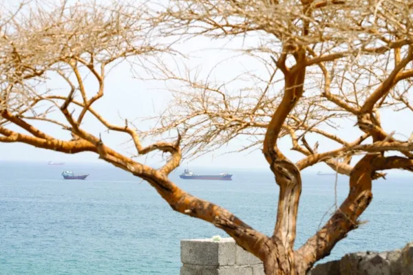 Kapal tanker minyak melintasi perairan Teluk di tengah ketegangan Selat Hormuz