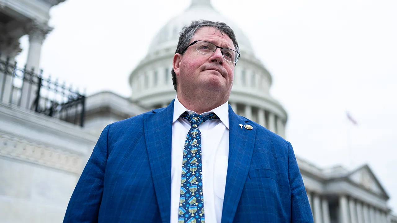 Randy Fine merayakan kemenangan dalam pemilihan pendahuluan Partai Republik di Florida