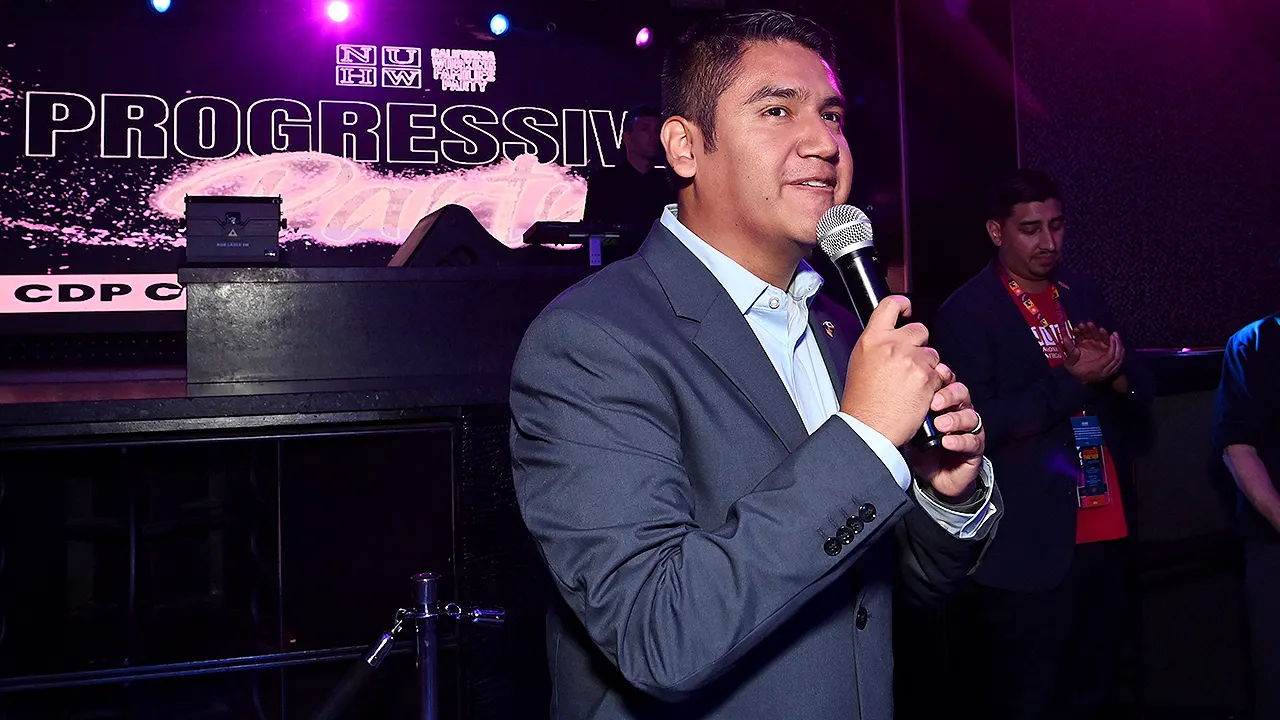 Kandidat Kongres Amerika Serikat Randy Villegas dalam sebuah acara kampanye di California