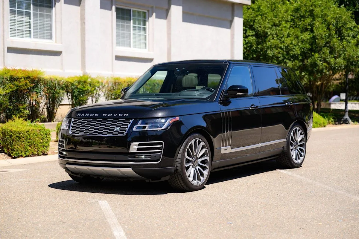 Range Rover SVAutobiography LWB tahun 2020 dijual dengan spesifikasi mewah dan harga menarik