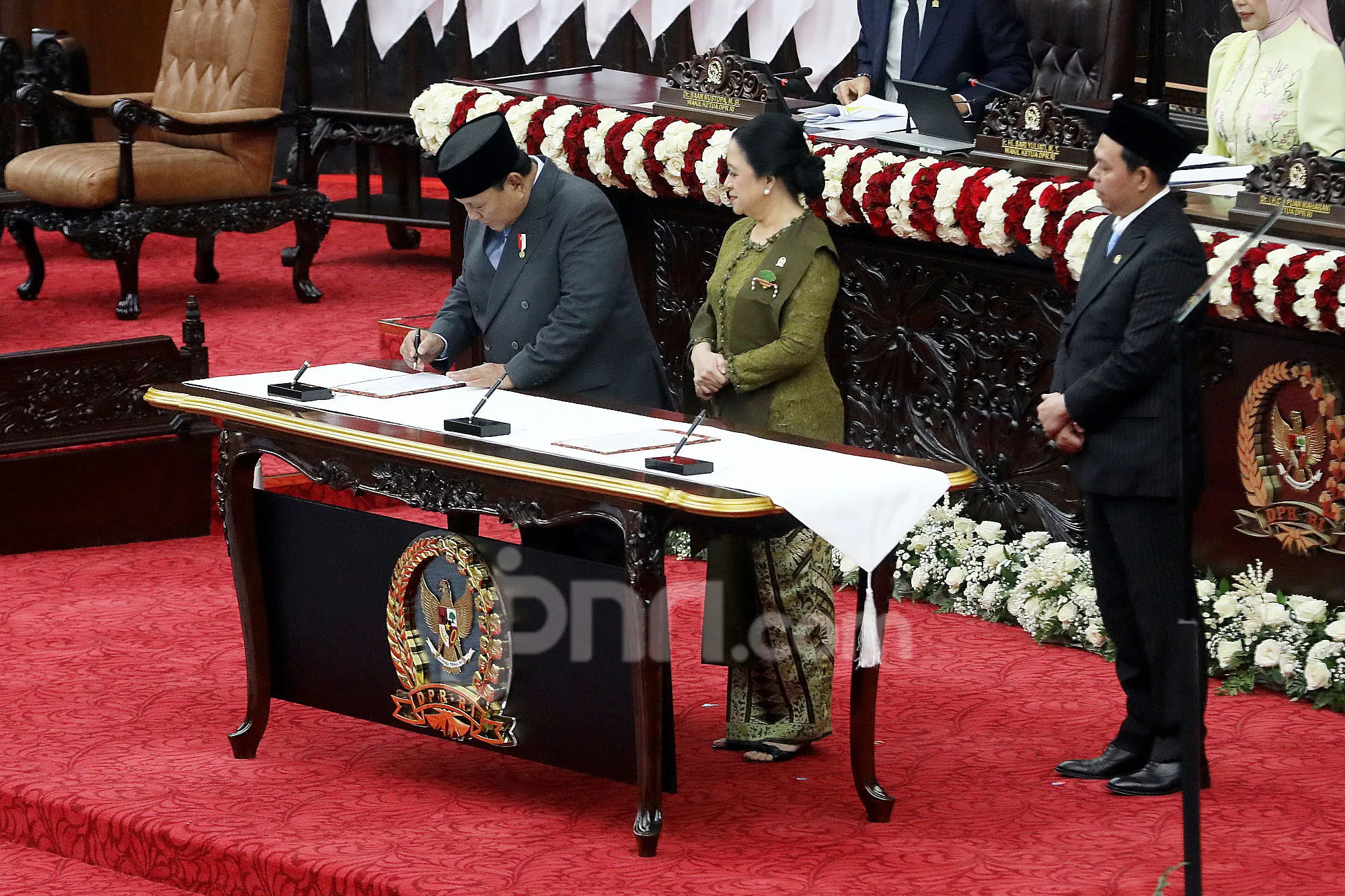 Presiden Prabowo Subianto bersama pimpinan DPR RI dalam Rapat Paripurna RUU APBN 2027