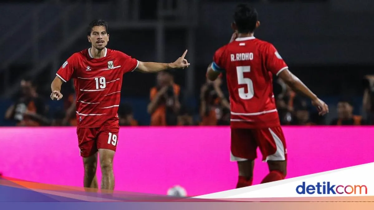 Ragnar Oratmangoen saat membela Timnas Indonesia melawan Singapura
