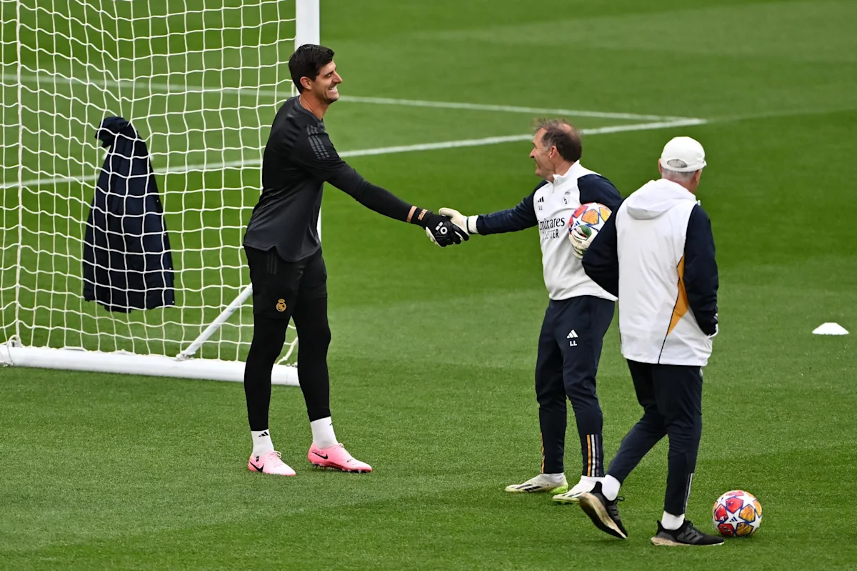 Real Madrid berpisah dengan pelatih kiper Luis Llopis di bawah era Jose Mourinho