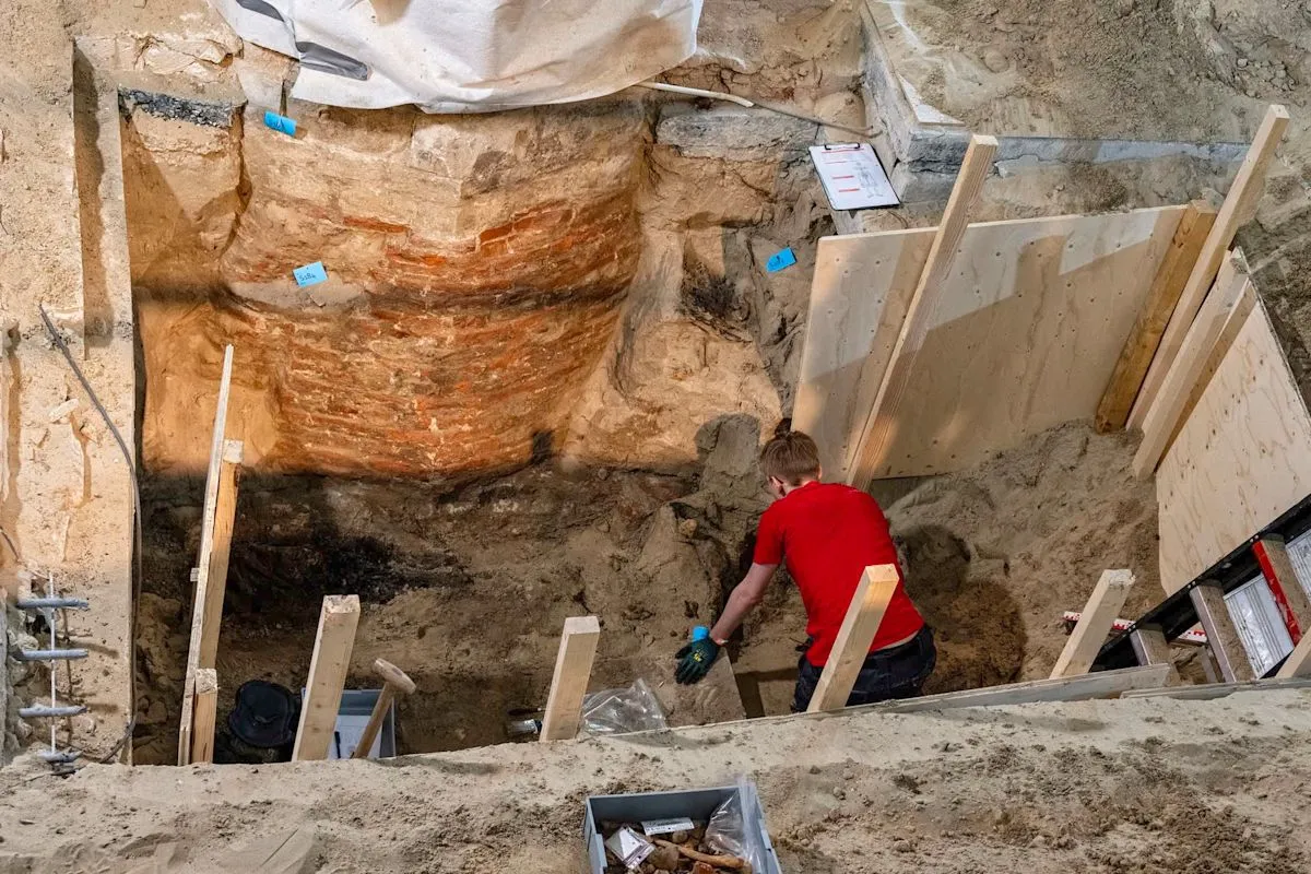 Arkeolog meneliti temuan makam kuno di bawah lantai Church of Saint-Philibert