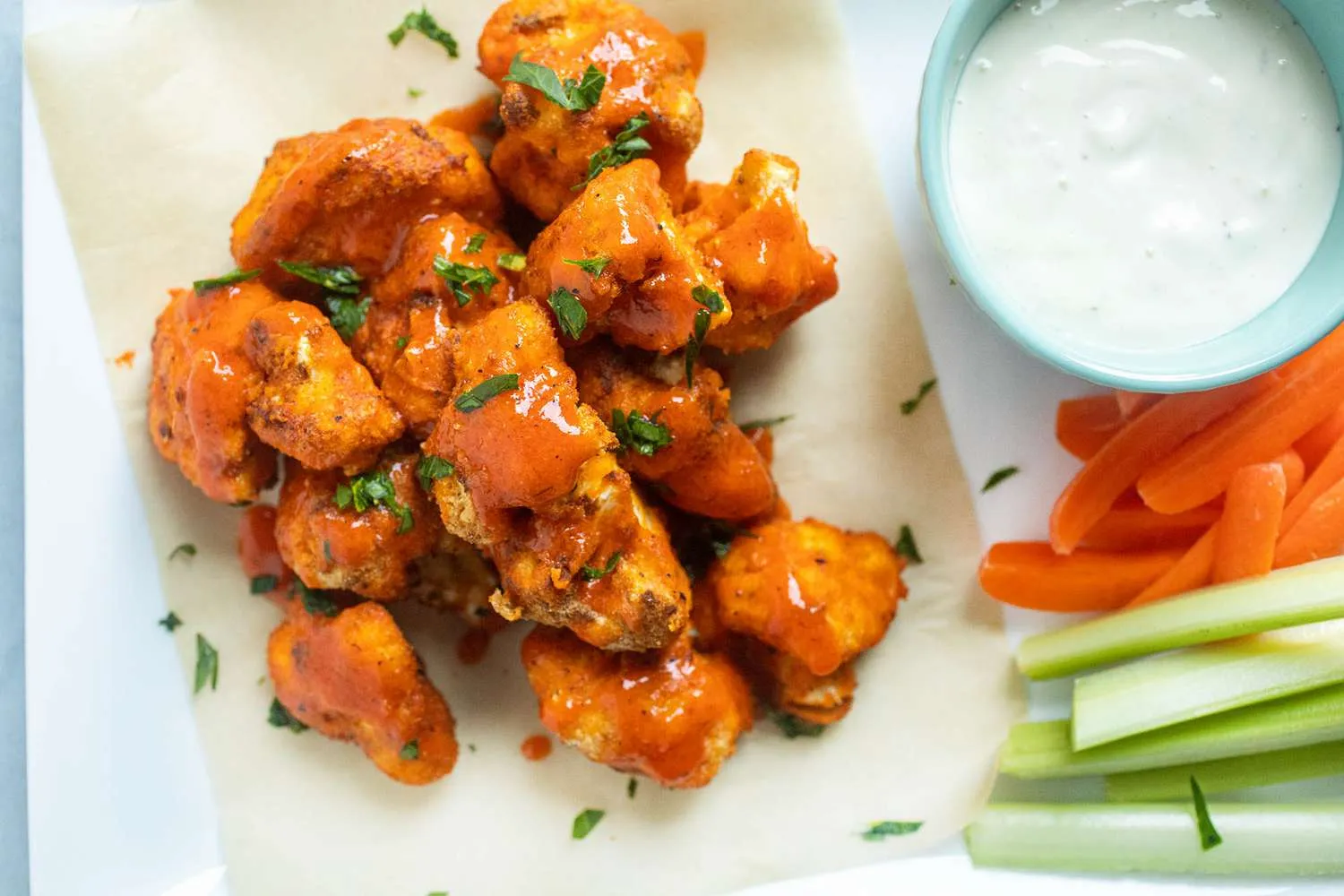 Air fryer cauliflower buffalo wings krispi dengan saus pedas gurih