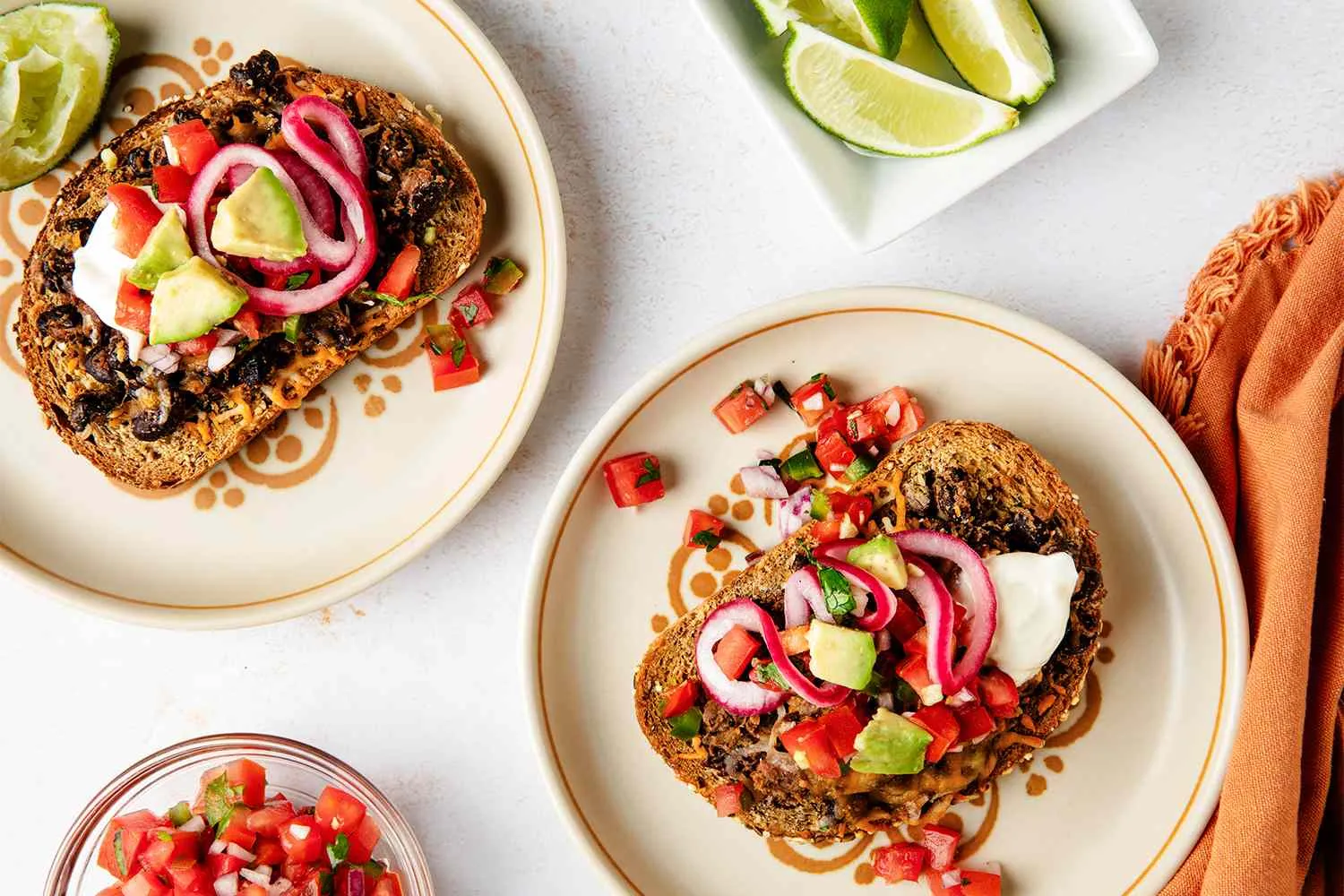 Resep black bean toast praktis dengan keju meleleh di atas roti panggang