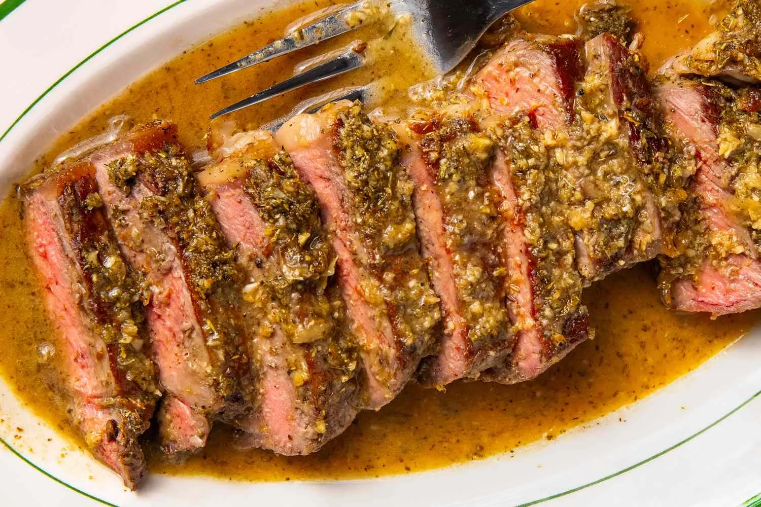 Resep breakup garlic-coated steak dengan baluran bawang putih dan saus rosé