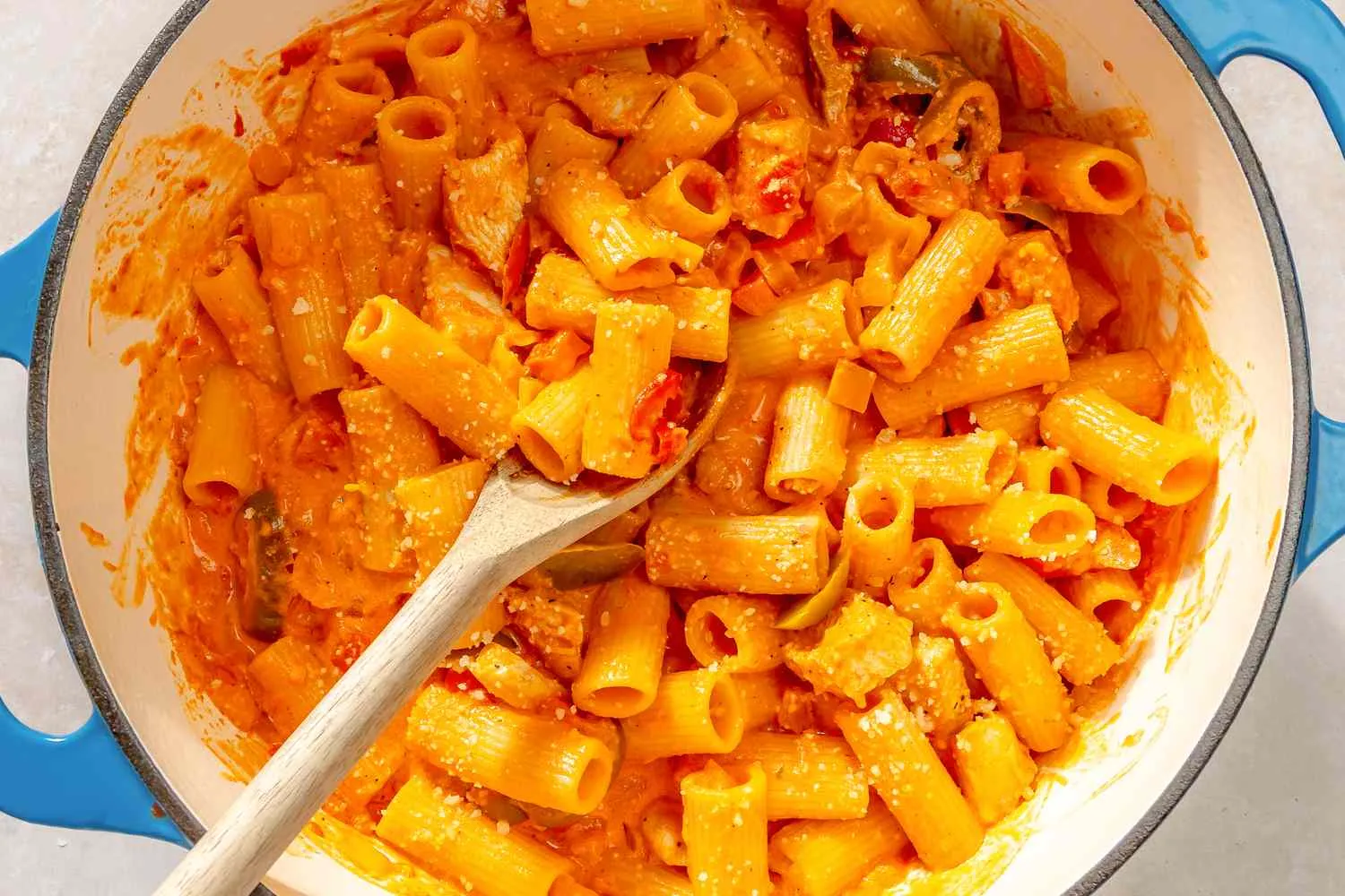 Piring sajian chicken riggies pasta creamy khas New York