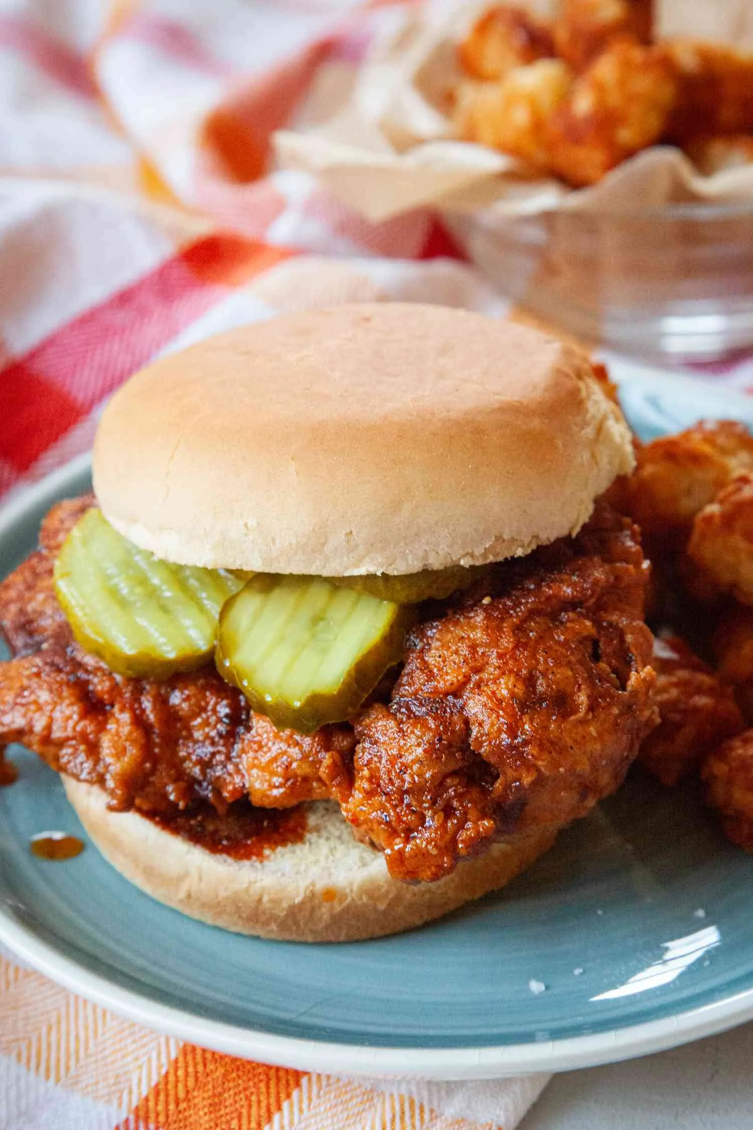 Nashville Hot Chicken berlumur saus pedas dengan acar dan roti