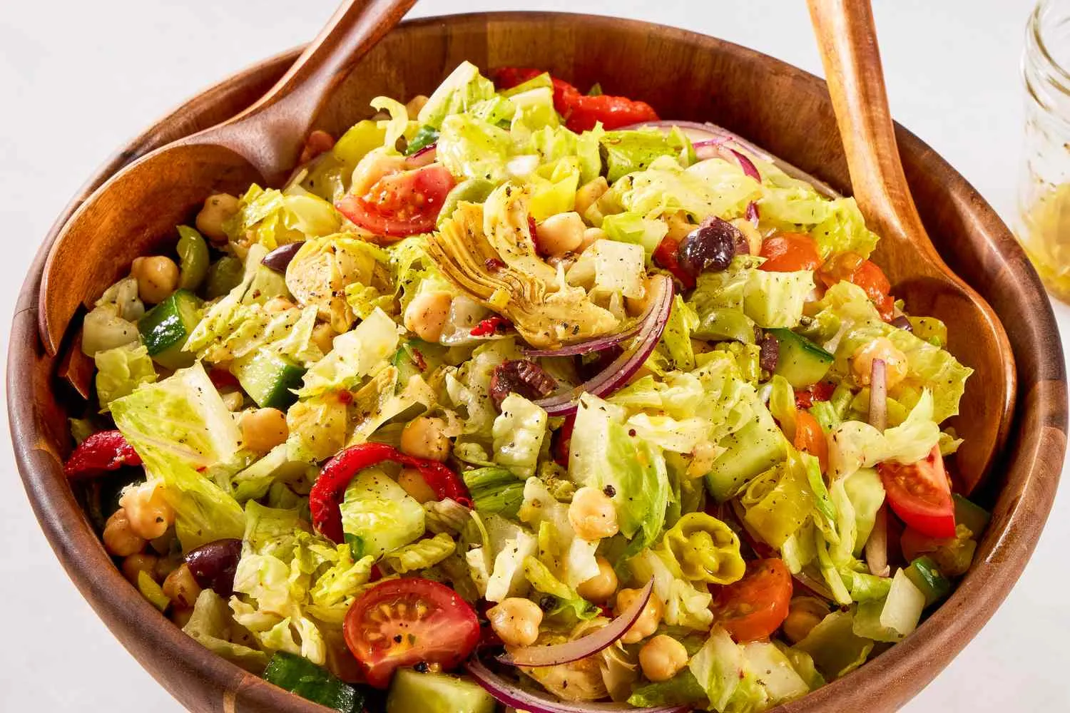 Mangkuk besar salad romaine segar renyah pendamping piza dengan taburan keju parmesan