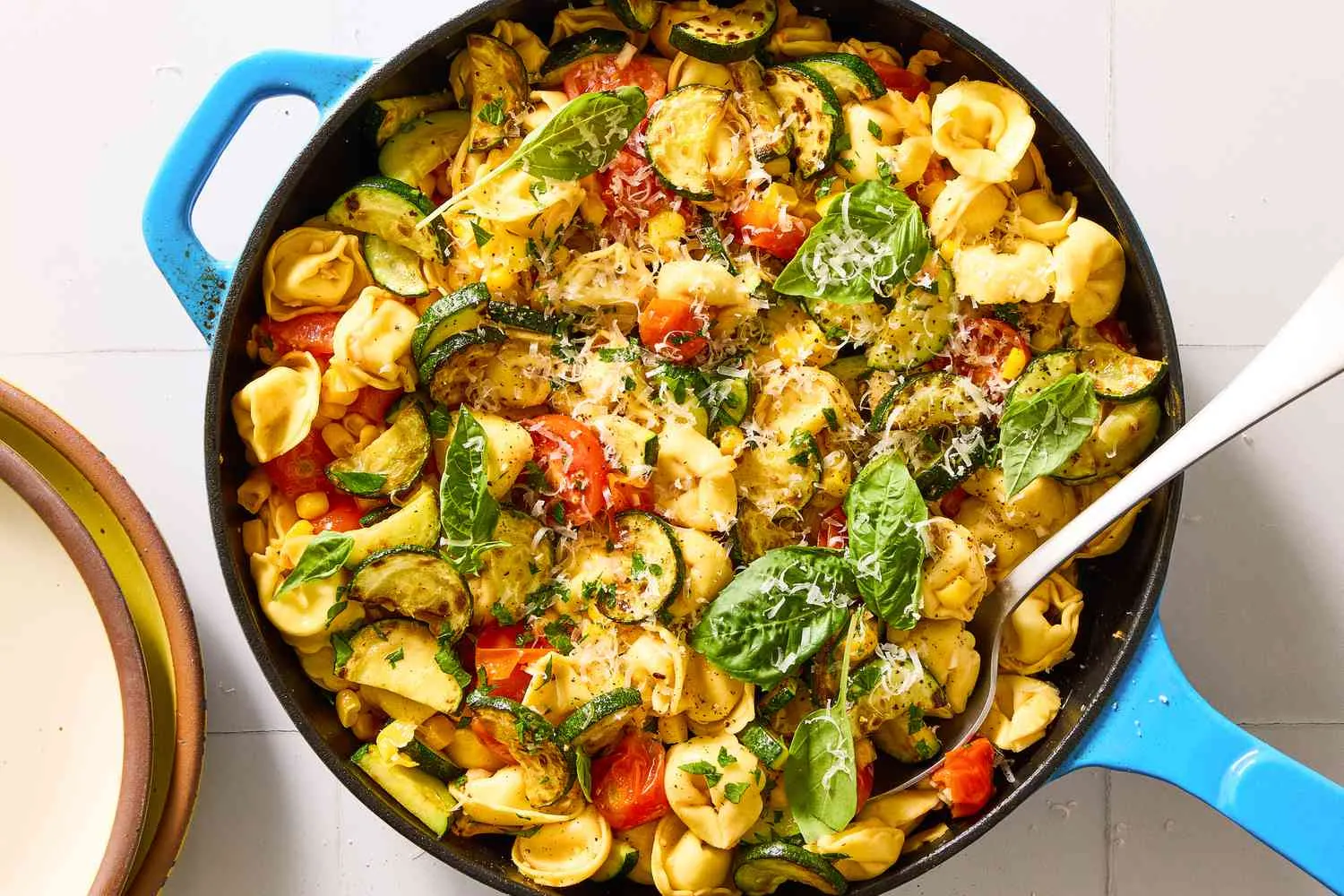 Summer tortellini skillet pasta lezat dengan sayuran segar di wajan